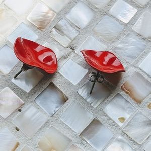 💚 Delicate Red Petal Earrings